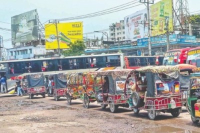 পাল্লা দিয়ে বাড়ছে অটোরিকশা ও যানজট