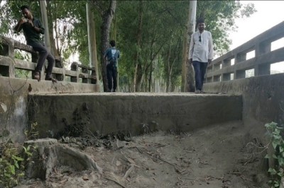 ৩০ বছর ধরে অকেজো দুটি ব্রিজ